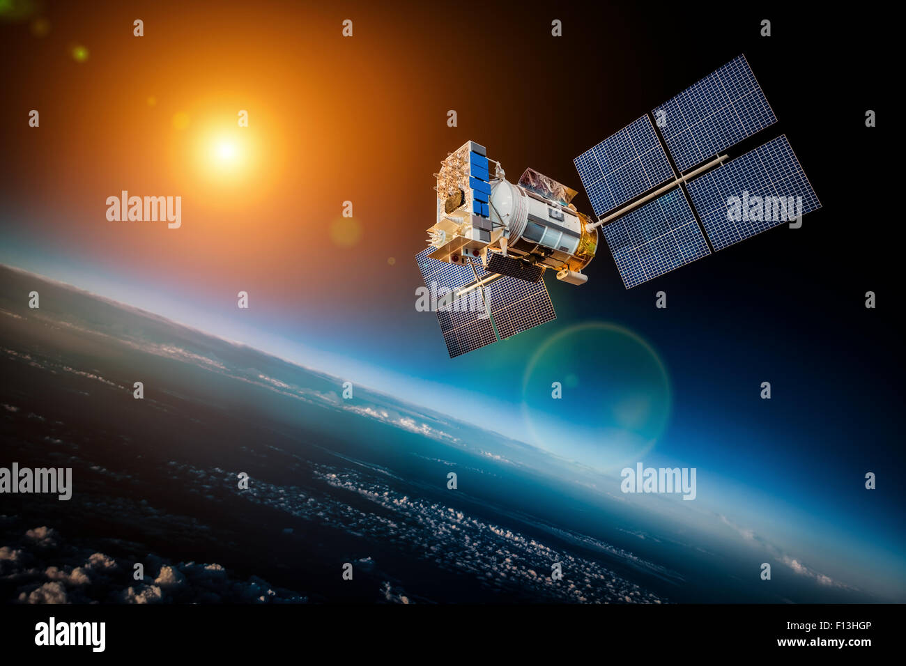 Spazio satellite in orbita attorno alla terra su una stella sullo sfondo sun. Gli elementi di questa immagine fornita dalla NASA. Foto Stock