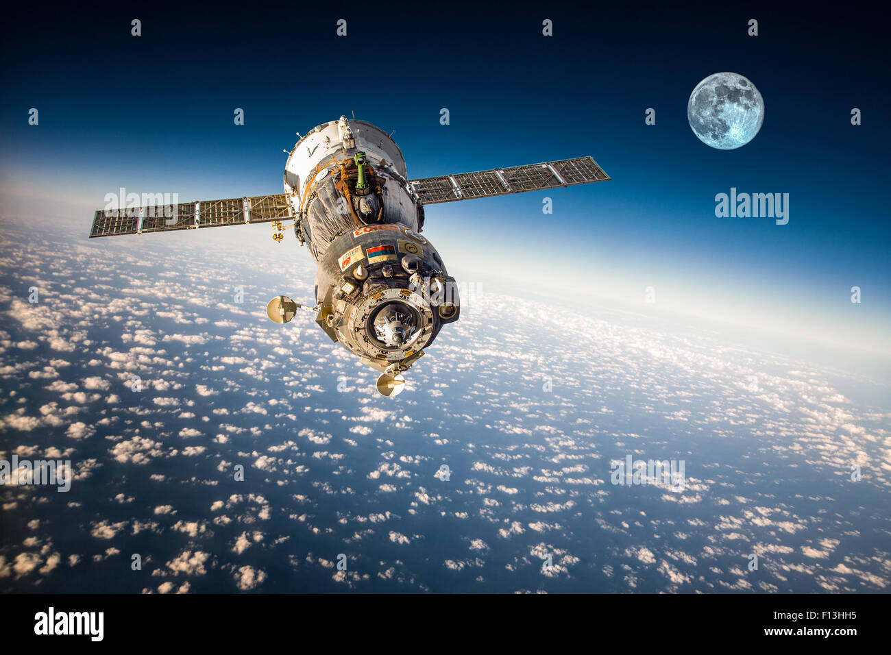 Navicella spaziale Soyuz in orbita attorno alla terra. Gli elementi di questa immagine fornita dalla NASA. Foto Stock