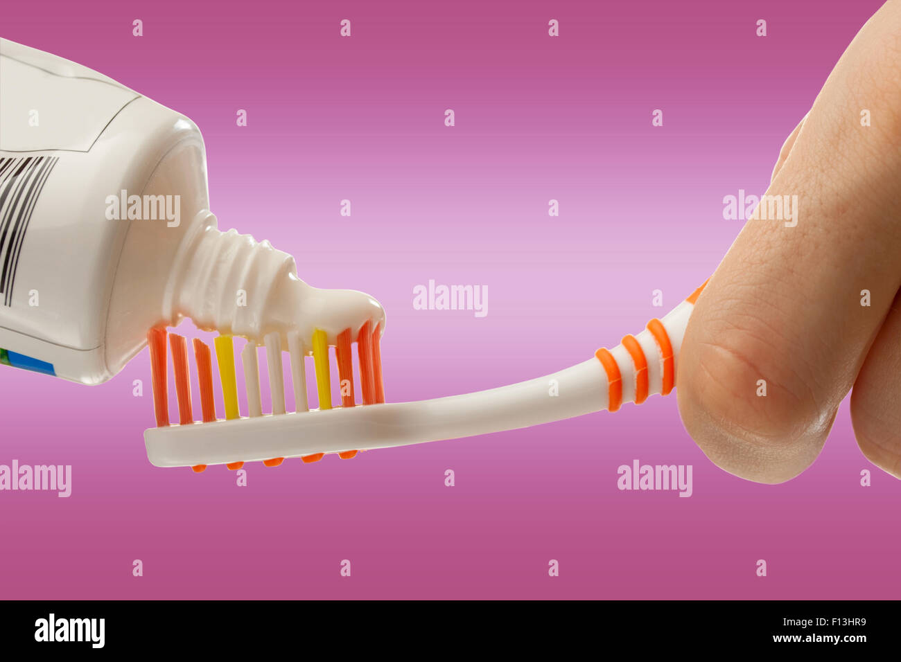 Spazzolino da denti e dentifricio in mani femminili in primo piano Foto Stock