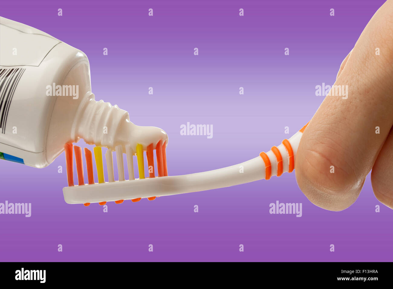 Spazzolino da denti e dentifricio in mani femminili in primo piano Foto Stock