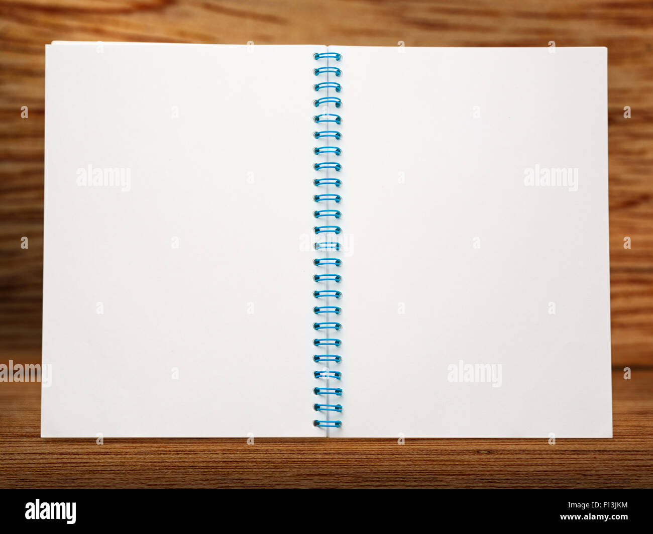 Aprire uno sbozzato del notebook su sfondo di legno Foto Stock