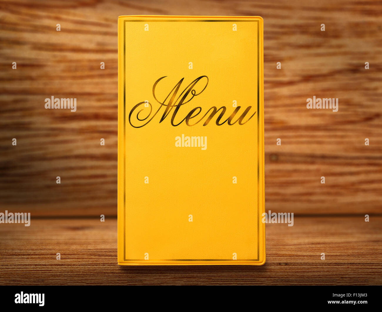 Menu giallo libro su sfondo di legno closeup Foto Stock