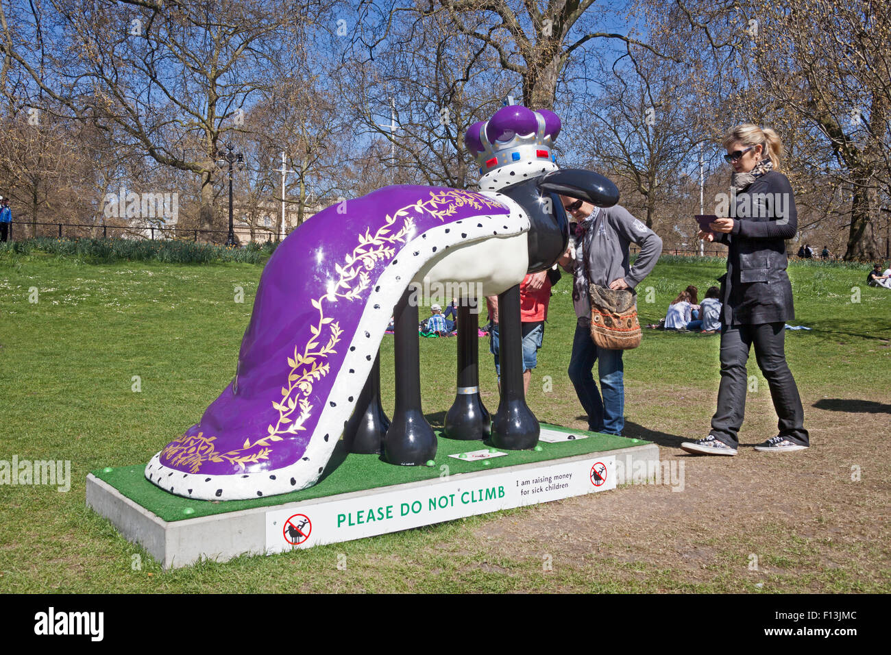 Londra, St James Park uno dei 120 Shaun nella città sculture - questo uno con un sapore reale Foto Stock