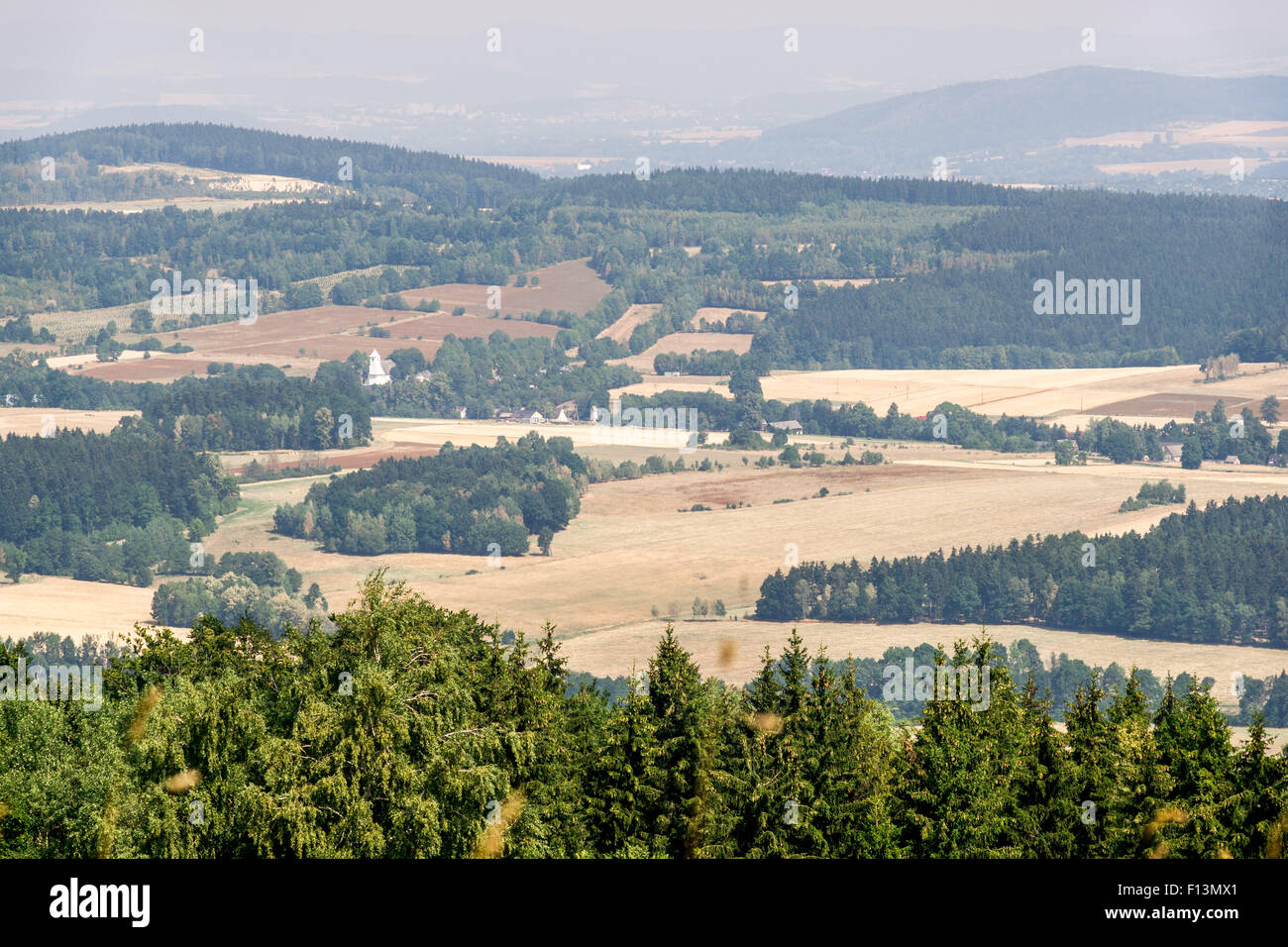 Vista da Góry Bystrzyckie montagne vicino Spalona verso Kotlina Klodzka Valley Foto Stock