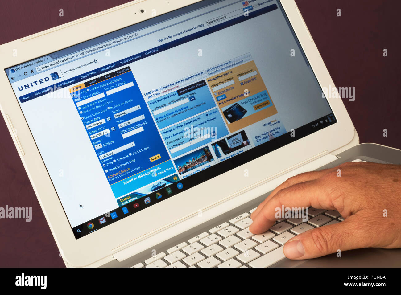 Sito web appartenente alla United Airlines viene visualizzato su un computer portatile Foto Stock