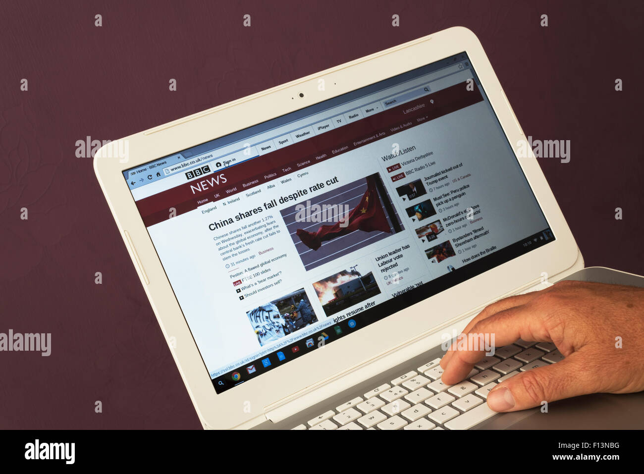 Sito web appartenente alla BBC news essendo visualizzati su un computer portatile Foto Stock