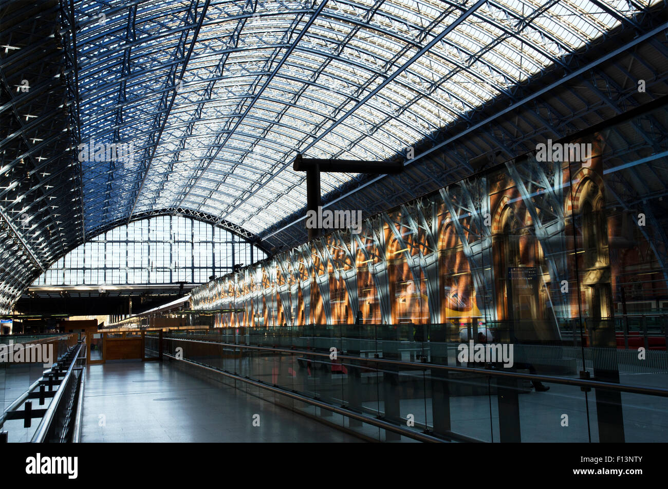 Stazione ferroviaria internazionale di St Pancras Station tetto trainshed William Henry barlow Londra Foto Stock