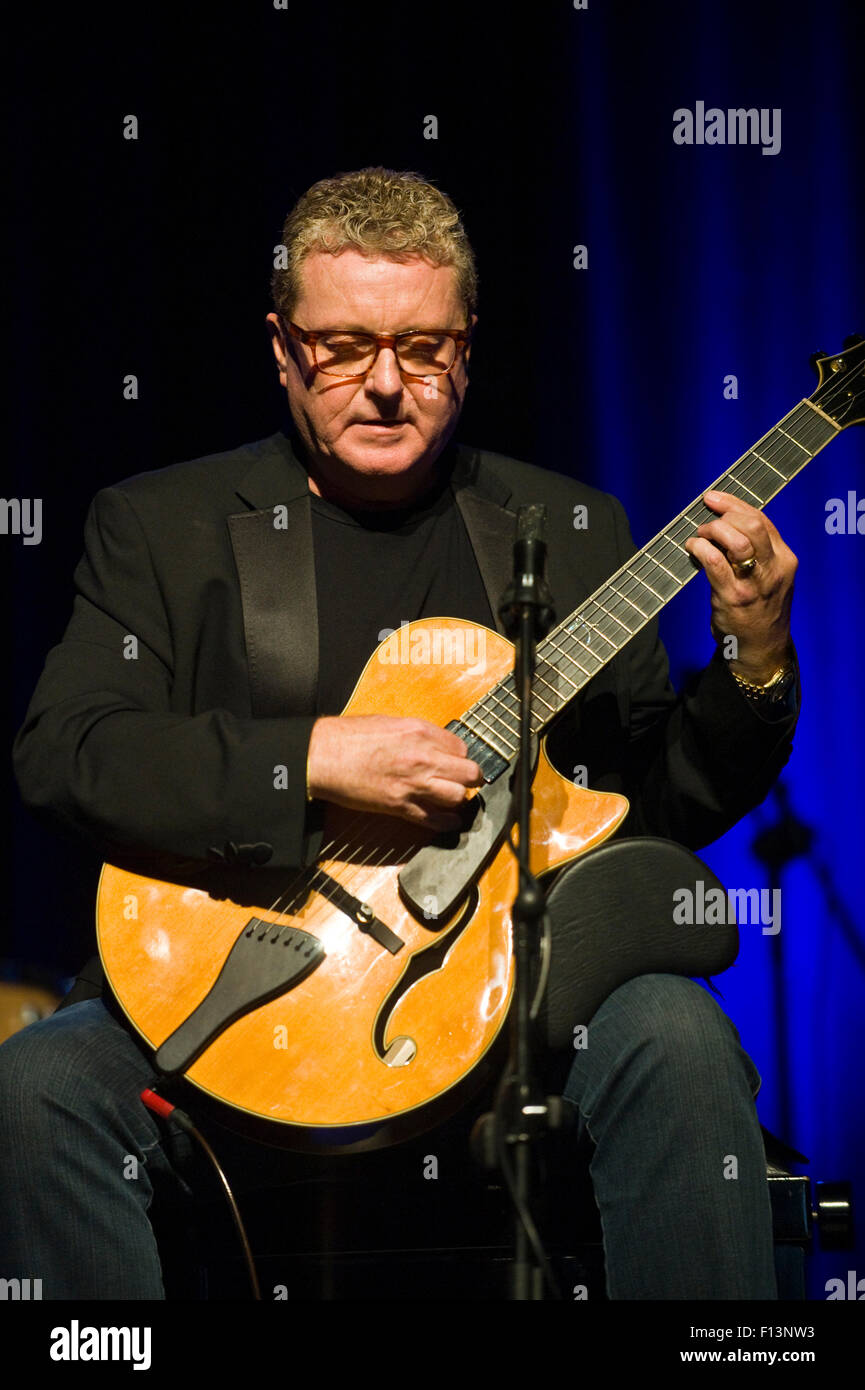 Il chitarrista jazz Martin Taylor di eseguire sul palco a Brecon Jazz Festival 2015 Foto Stock
