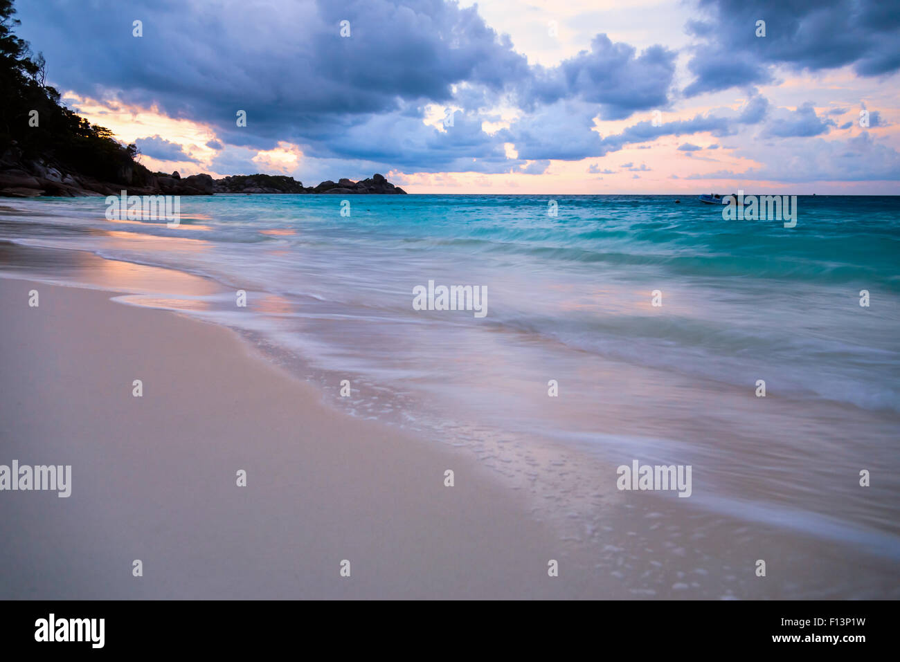 Bella spiaggia e le onde del mare al tramonto in estate su Koh Miang isola, Mu Koh Similan Parco Nazionale, Phang Nga, Tailandia Foto Stock