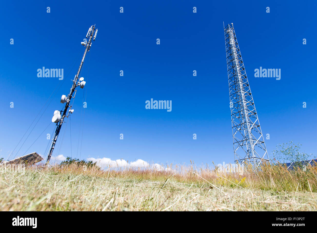 Torre di telecomunicazioni contro il cielo blu. Antenne per televisione, radio e telefoni cellulari. Foto Stock