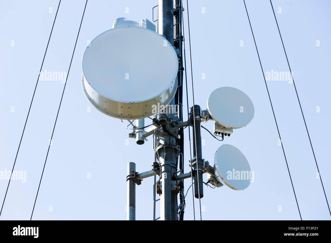 Torre di telecomunicazioni contro il cielo blu. Antenne per televisione, radio e telefoni cellulari. Foto Stock