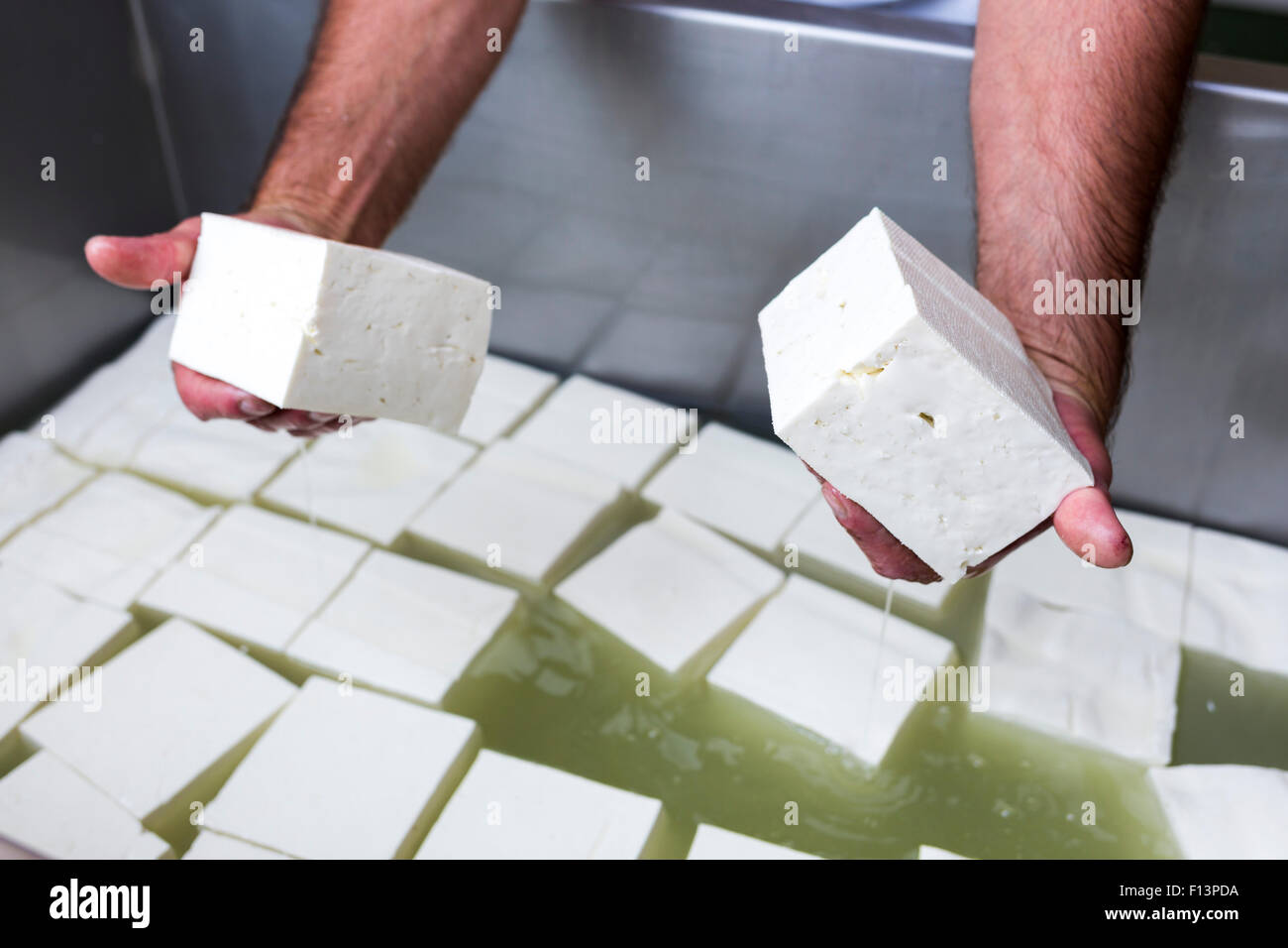 La Feta è un messi in salamoia cagliata di formaggio bianco fatto in Grecia a partire dal latte di pecora, o da una miscela di pecora e di capra latte. Simile messi in salamoia Foto Stock