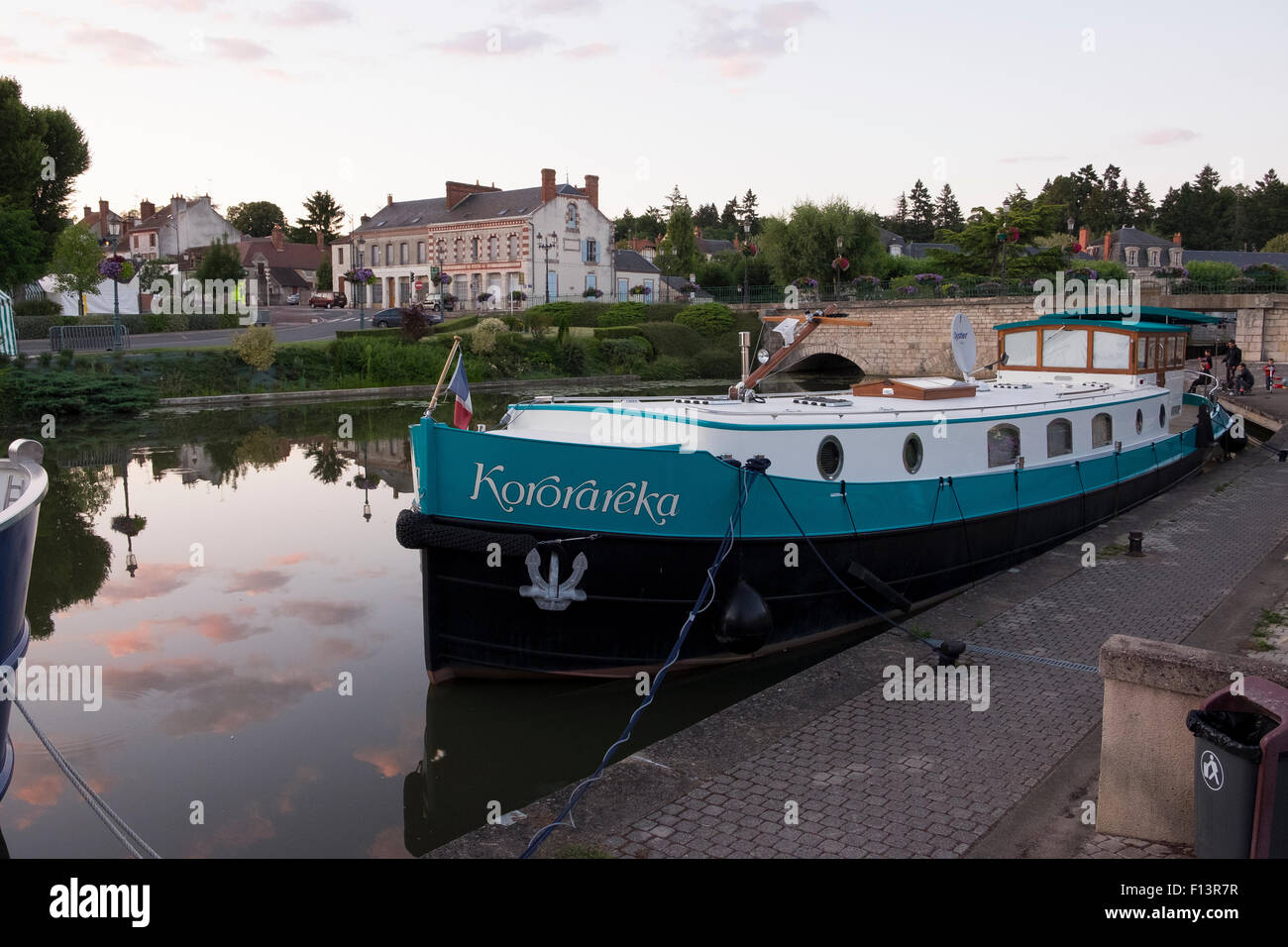 Vie navigabili in Briare dove il Canal de Briare incontra e attraversa il fiume Loira. Il Canal de Briare collega il fiume Loira con Foto Stock