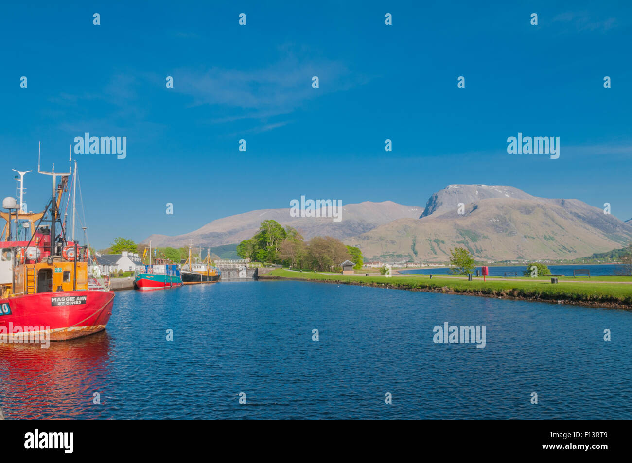 Barca da pesca Barche su Caledonian Canal a Corpach nr Fort William Highland Scozia UK 04/2011 Foto Stock