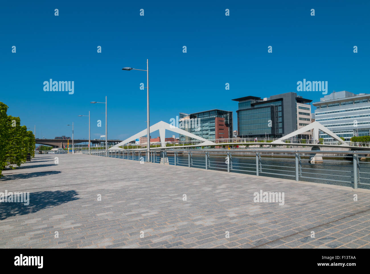 La passerella Clyde luogo Glasgow con edifici moderni accanto al fiume Clyde , e Ponte Tradeston Città di Glasgow Scozia Scotland Foto Stock