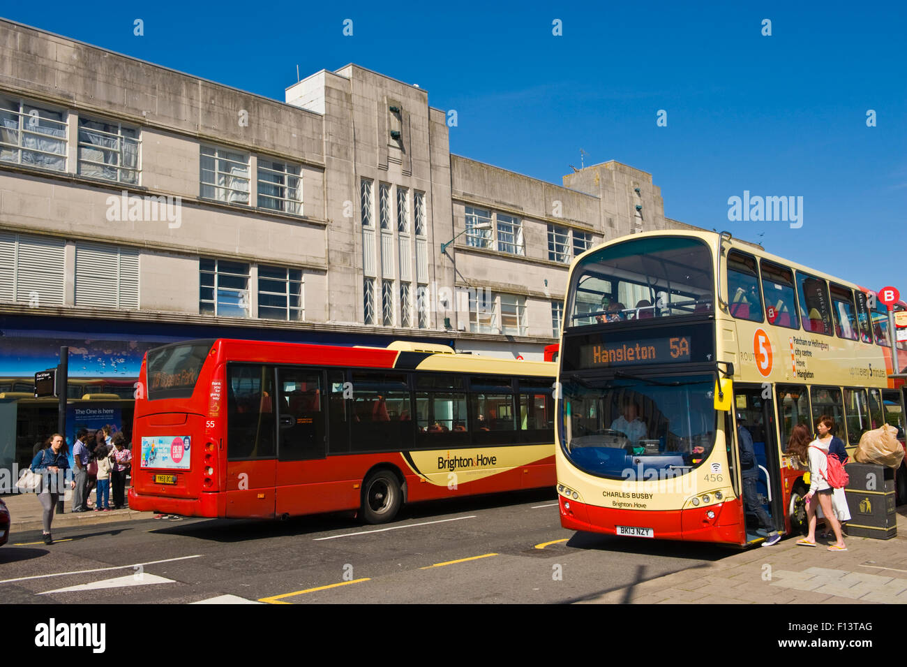 Gli autobus locali su high street in Brighton East Sussex England Regno Unito Foto Stock