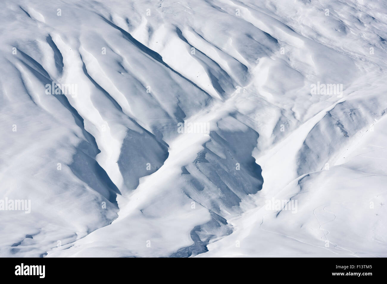 Coperta di neve montagne alte e crepacci a Belalp / Blatten, Svizzera (cantone del Vallese). Foto Stock