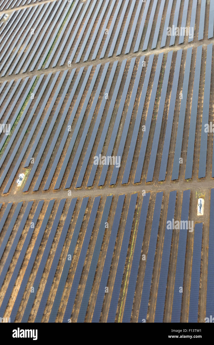 Pannello solare azienda da una mongolfiera in Oxfordshire UK Foto Stock