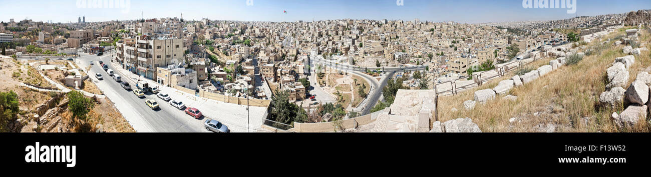 Panorama shot dalla cittadella di Amman rivolta verso nord-ovest. Con il Re Abdullah mi moschea e la Raghadan pennone Foto Stock