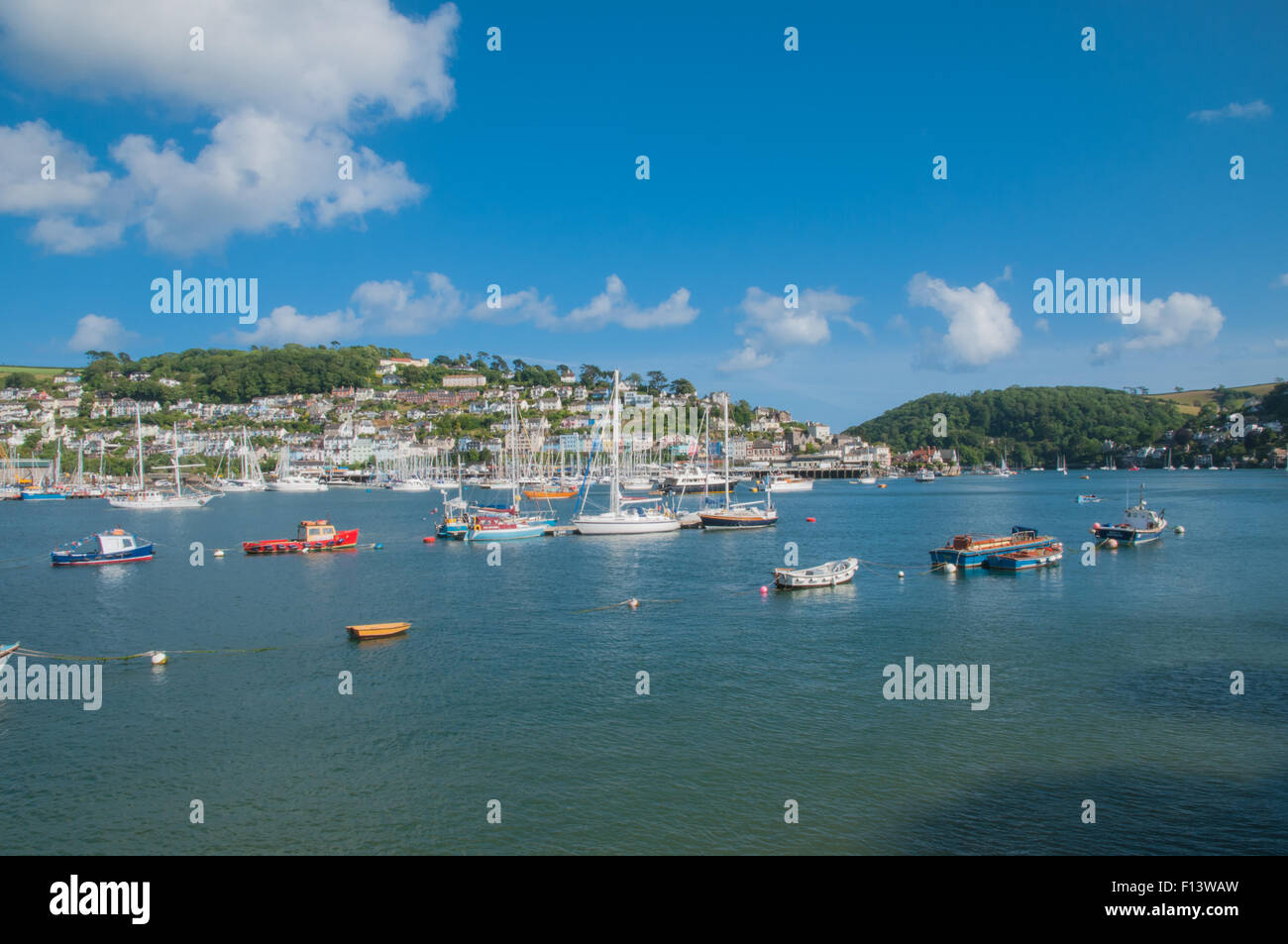 Yacht e barche sul fiume Dart Dartmouth Devon guardando oltre a KIngswear Inghilterra Foto Stock