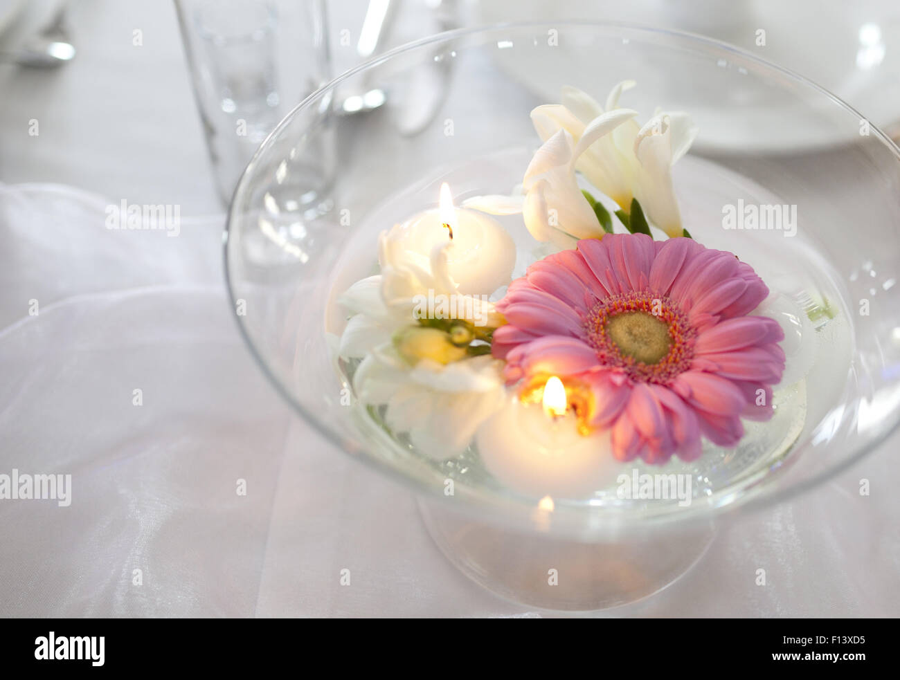 Candele galleggianti e fiori sulla tavola di nozze Foto stock - Alamy