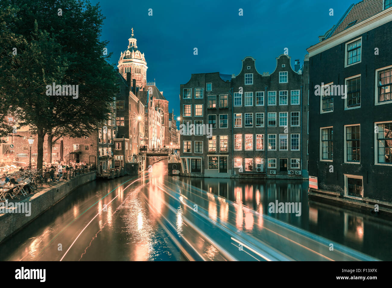 Notte Amsterdam canal, chiesa e ponte Foto Stock