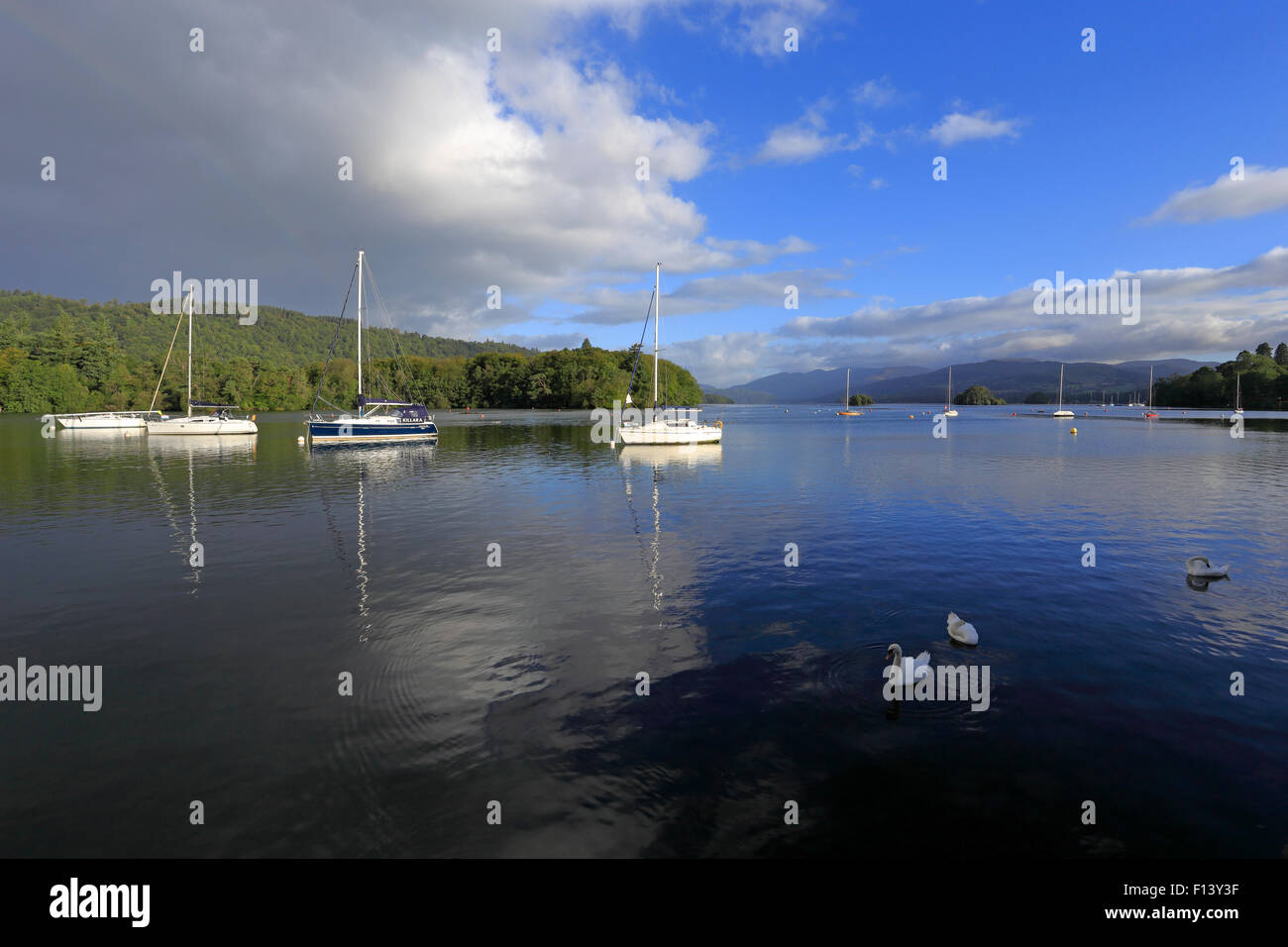 Barche sul Lago di Windermere e Bowness on Windermere, Cumbria, Parco Nazionale del Distretto dei Laghi, Inghilterra, Regno Unito. Foto Stock