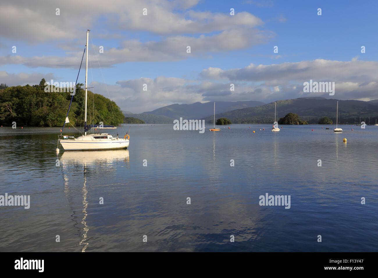 Barche sul Lago di Windermere e Bowness on Windermere, Cumbria, Parco Nazionale del Distretto dei Laghi, Inghilterra, Regno Unito. Foto Stock