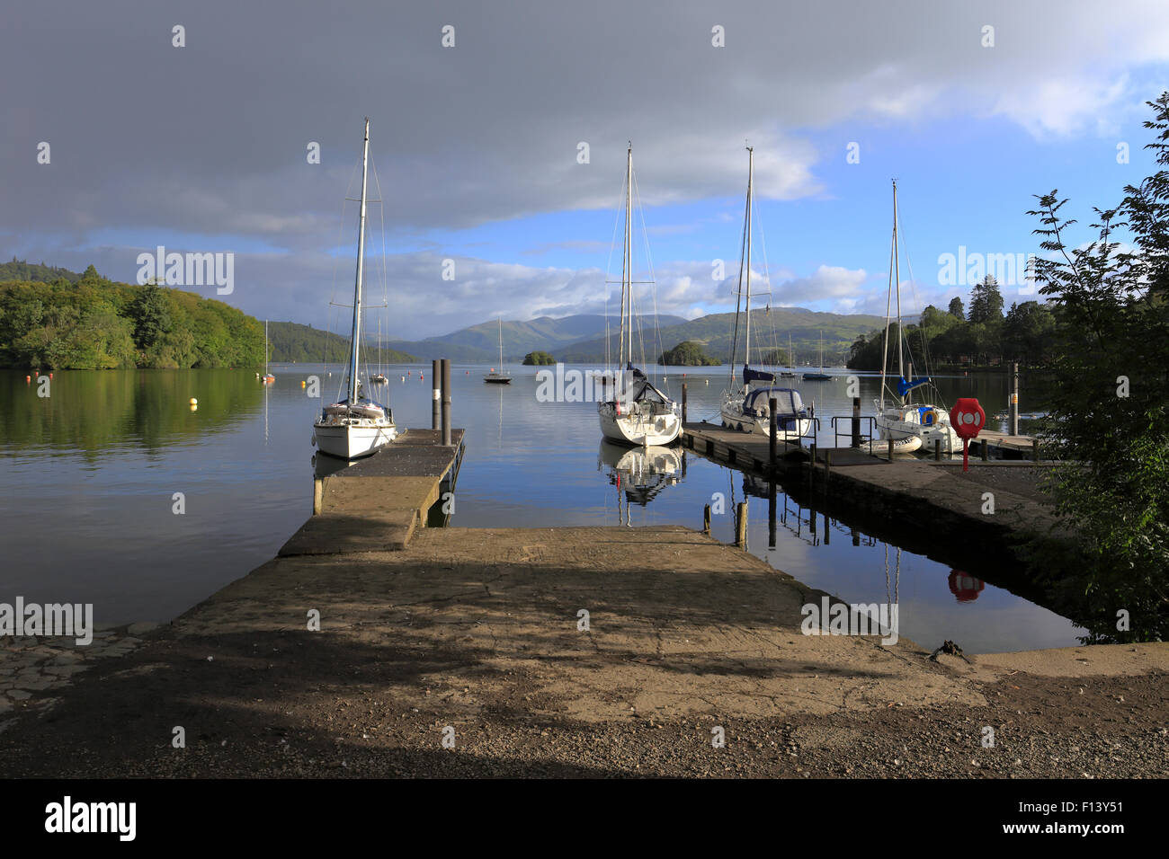 Yacht ormeggiato sul Lago di Windermere e Bowness on Windermere, Cumbria, Parco Nazionale del Distretto dei Laghi, Inghilterra, Regno Unito. Foto Stock