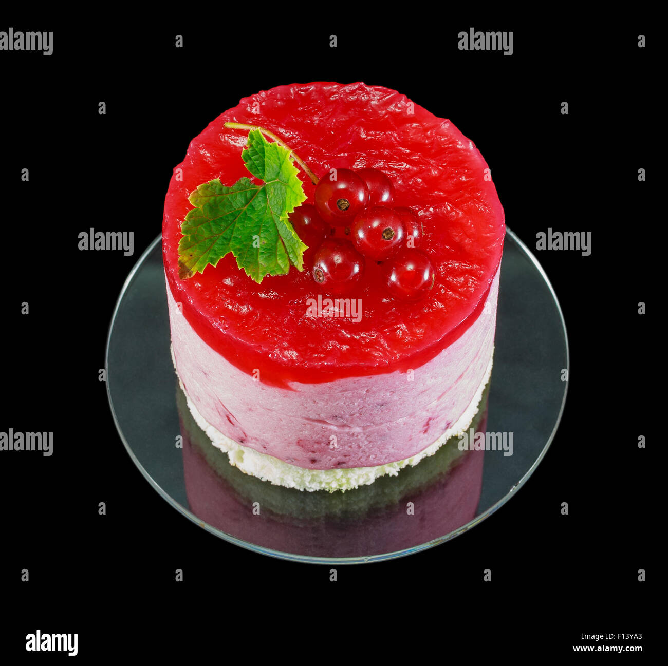 Un piccolo ribes torta decorata con frutti di bosco Foto Stock