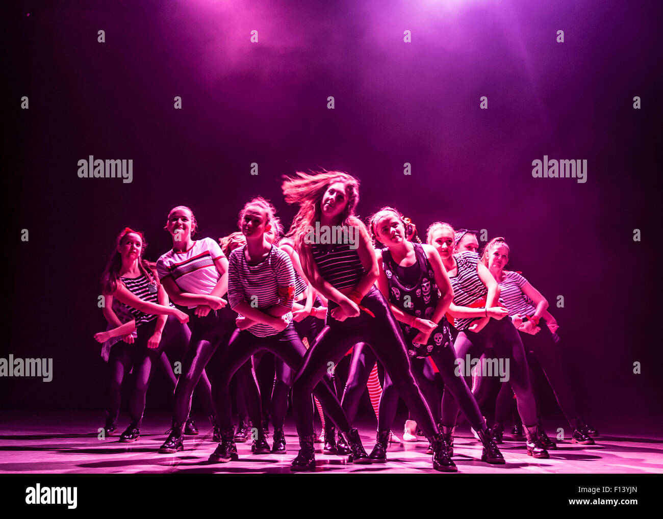 Un gruppo di giovani ragazza adolescente studente danza moderna ballerini a Aberystwyth Arts Center Scuola di Ballo dancing in scena in un adattamento di JM Barrie Peter Pan. Wales UK Foto Stock