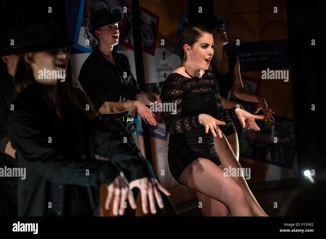 Welsh ulteriore istruzione: NVQ Performing Arts gli studenti a Coleg Ceredigion Aberystwyth wales esecuzione musicale nella 'Chicago' Foto Stock