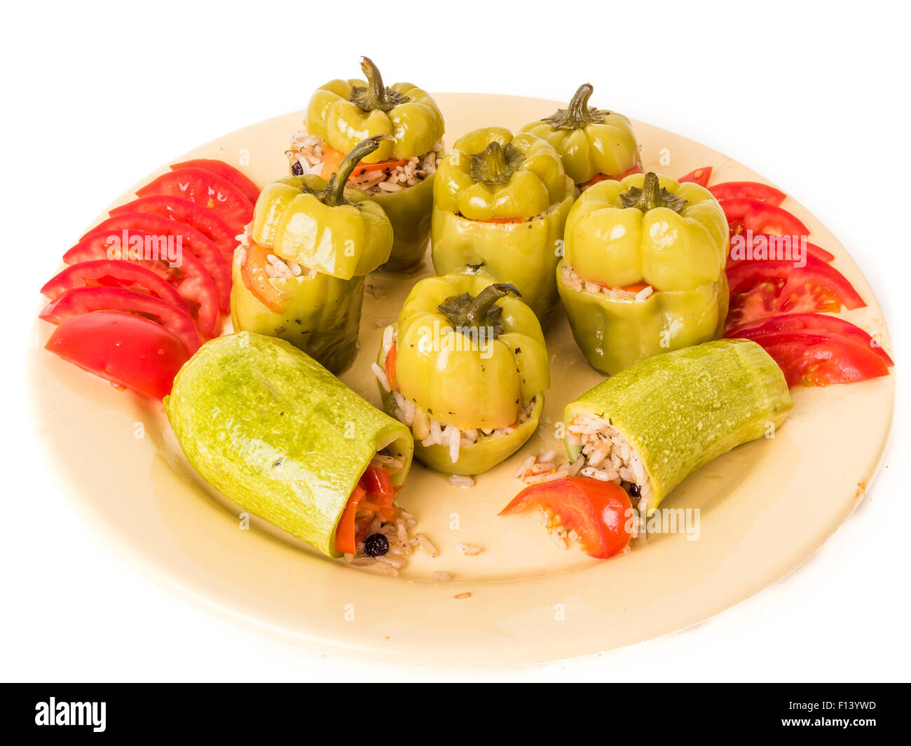 Verdure ripiene dolma verde peperoni con riso e pomodori mediterraneo mezze isolati su sfondo bianco Foto Stock