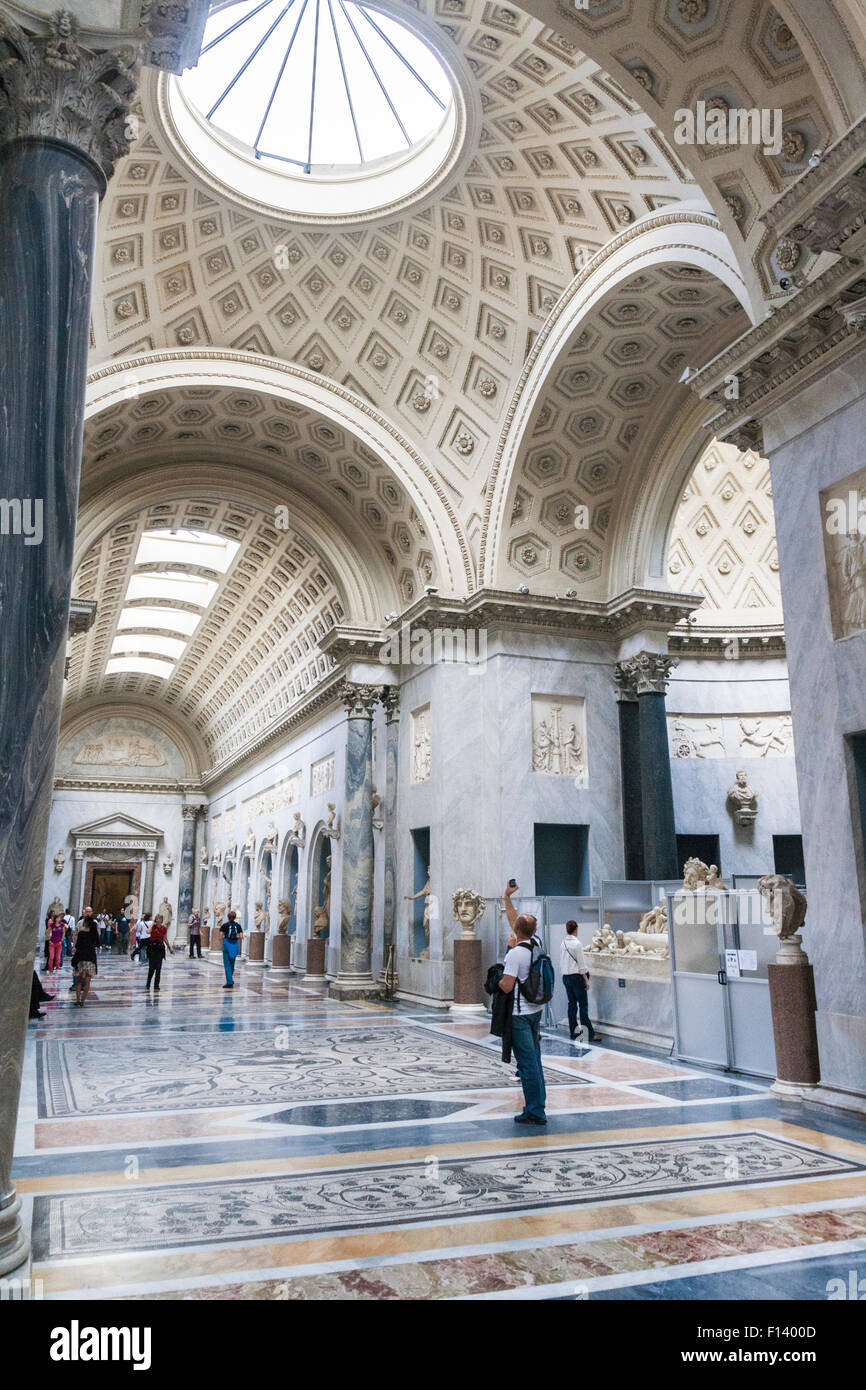 Vaticano - Lug 25: visitatori presso i Musei Vaticani a Roma Italia.it include alcuni dei la maggior parte delle sculture classiche e importante ma Foto Stock