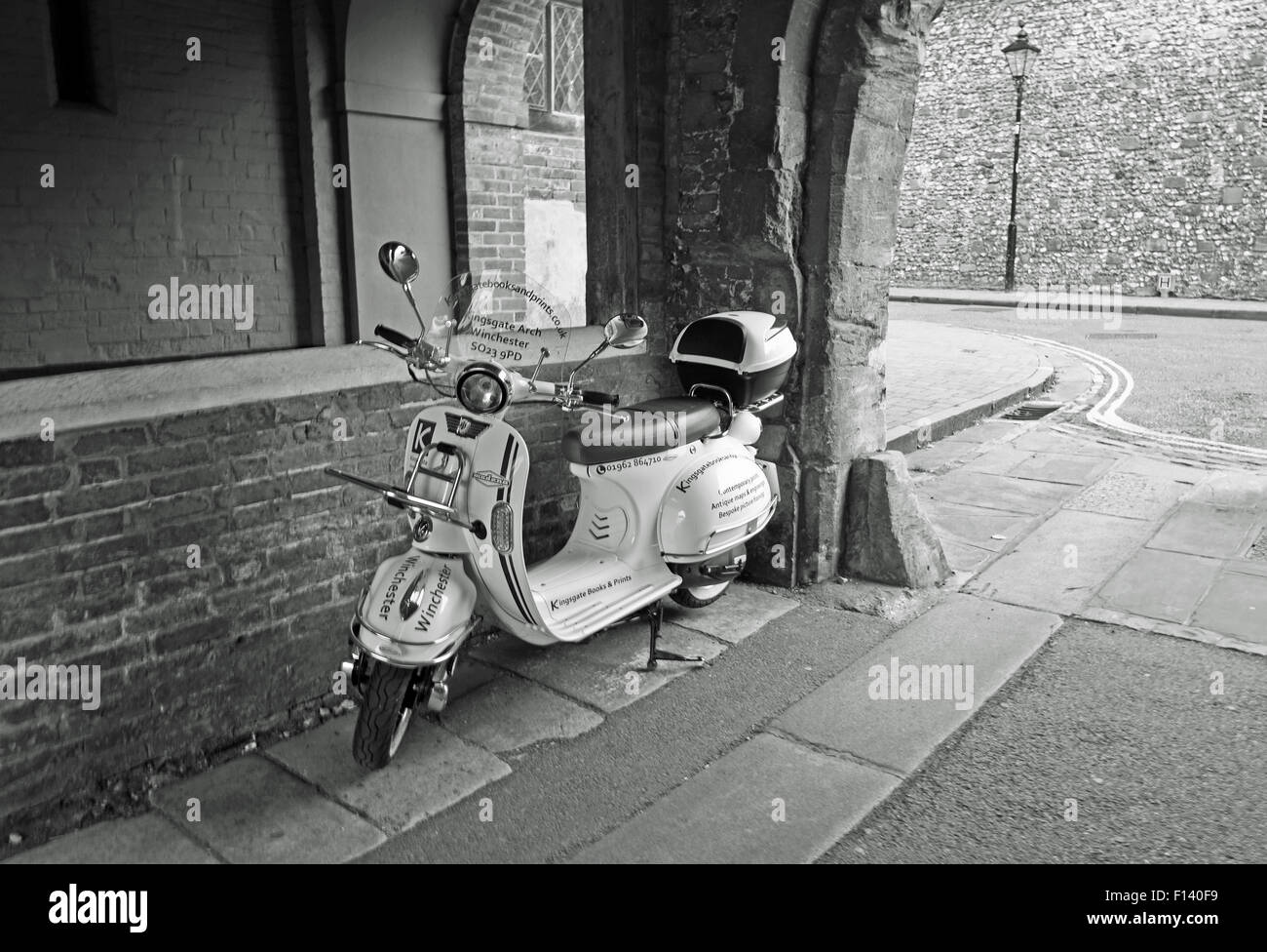 Scooter parcheggiato nella città storica di Winchester Regno Unito Foto Stock
