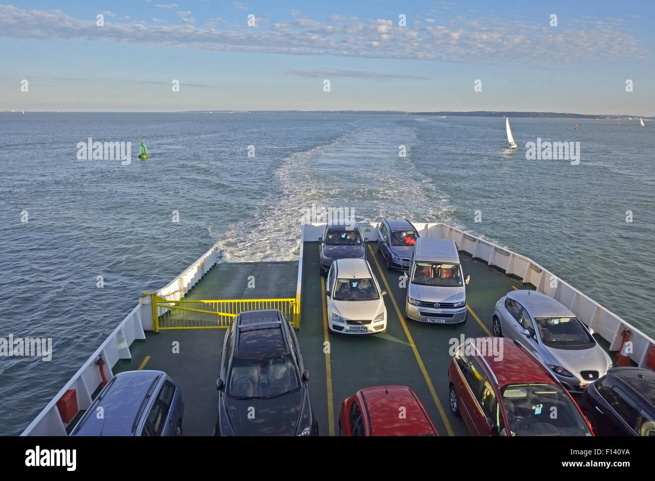 Auto sul ponte del traghetto di essere trasportati attraverso il canale Inglese UK Foto Stock