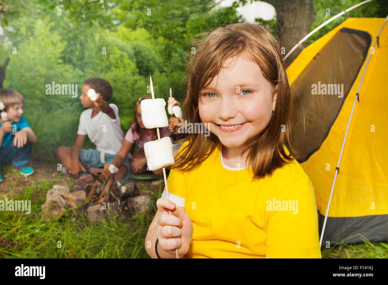 Close-up della ragazza con bastone con marshmallow Foto Stock