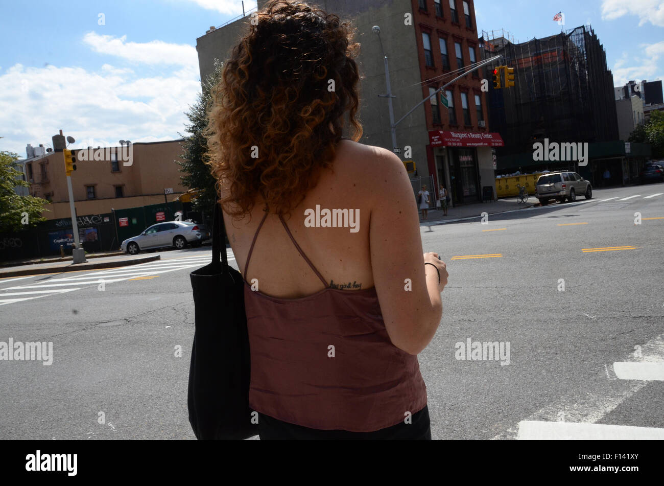 Hey girl hey tattoo sulla donna in street borsetta brown halter top marrone capelli Foto Stock