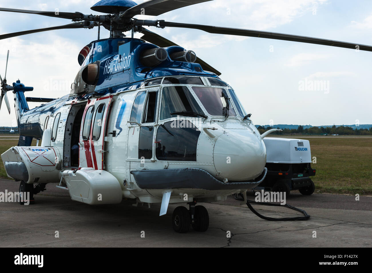 Mosca, Russia. 26 Agosto, 2015. Il dodicesimo International Moscow Aerospace Show MAKS 2015 è stata aperta nella città Zhukovsky nella regione di Mosca il 25 agosto 2015. Lo scopo della mostra è quello di dimostrare aerospaziale russa realizzazioni, di stipulare contratti e di negoziare progetti internazionali. H-225 elicottero a esposizione Credito: Alex immagini/ Alamy Live News Foto Stock