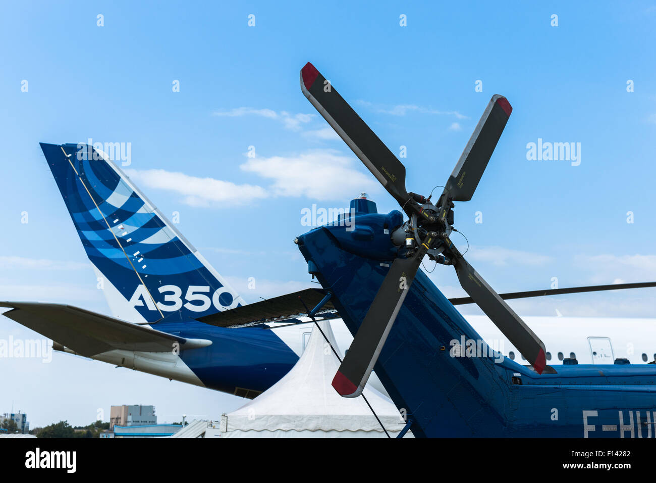 Mosca, Russia. 26 Agosto, 2015. Il dodicesimo International Moscow Aerospace Show MAKS 2015 è stata aperta nella città Zhukovsky nella regione di Mosca il 25 agosto 2015. Lo scopo della mostra è quello di dimostrare aerospaziale russa realizzazioni, di stipulare contratti e di negoziare progetti internazionali. H-225 elicottero all'esposizione. Airbus 350-900 in background Credito: Alex immagini/ Alamy Live News Foto Stock