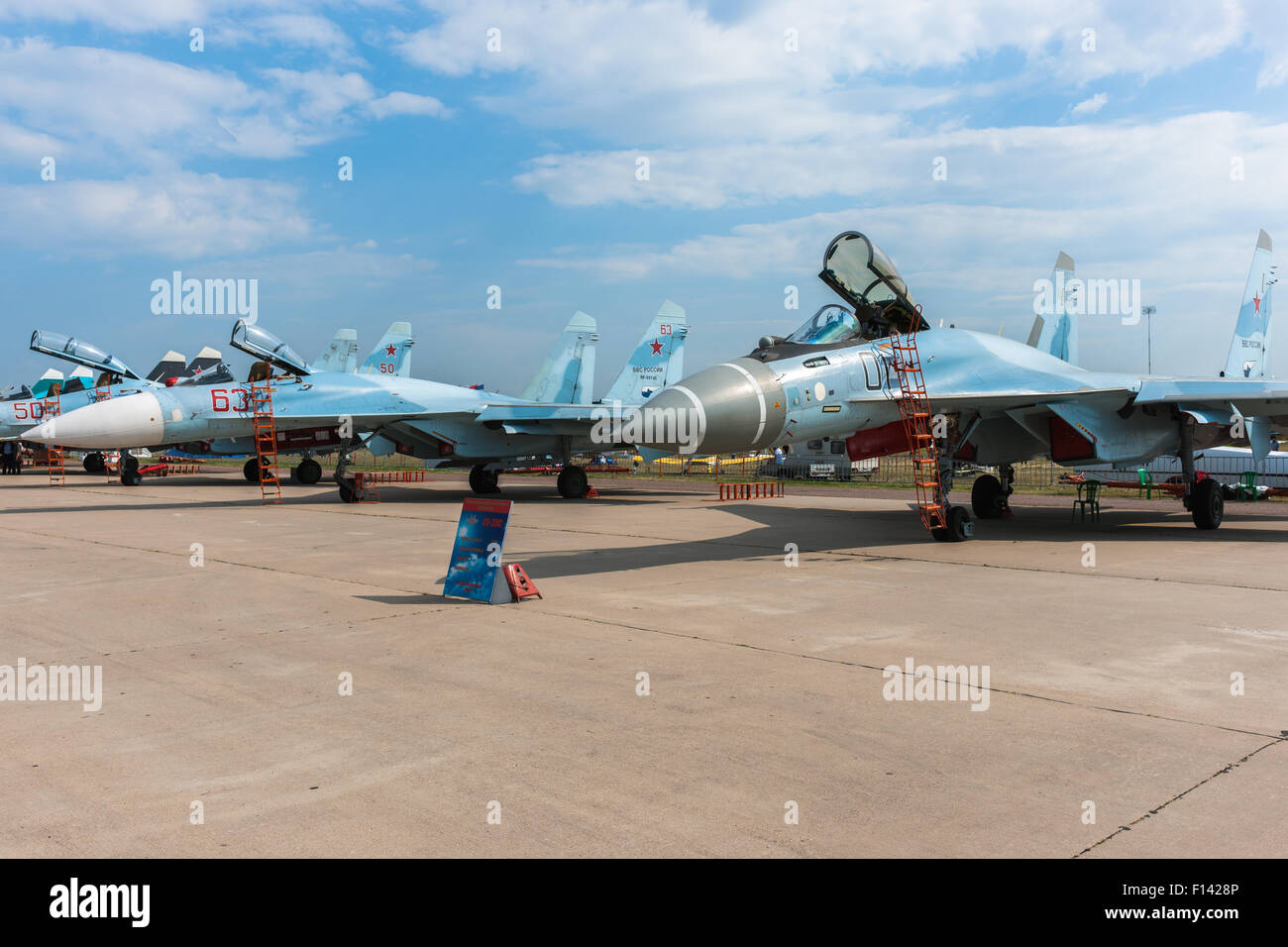 Mosca, Russia. 26 Agosto, 2015. Il dodicesimo International Moscow Aerospace Show MAKS 2015 è stata aperta nella città Zhukovsky nella regione di Mosca il 25 agosto 2015. Lo scopo della mostra è quello di dimostrare aerospaziale russa realizzazioni, di stipulare contratti e di negoziare progetti internazionali. Sukhoi aerei da combattimento. SU-35 (il flanker-E) il diritto Credito: Alex immagini/ Alamy Live News Foto Stock