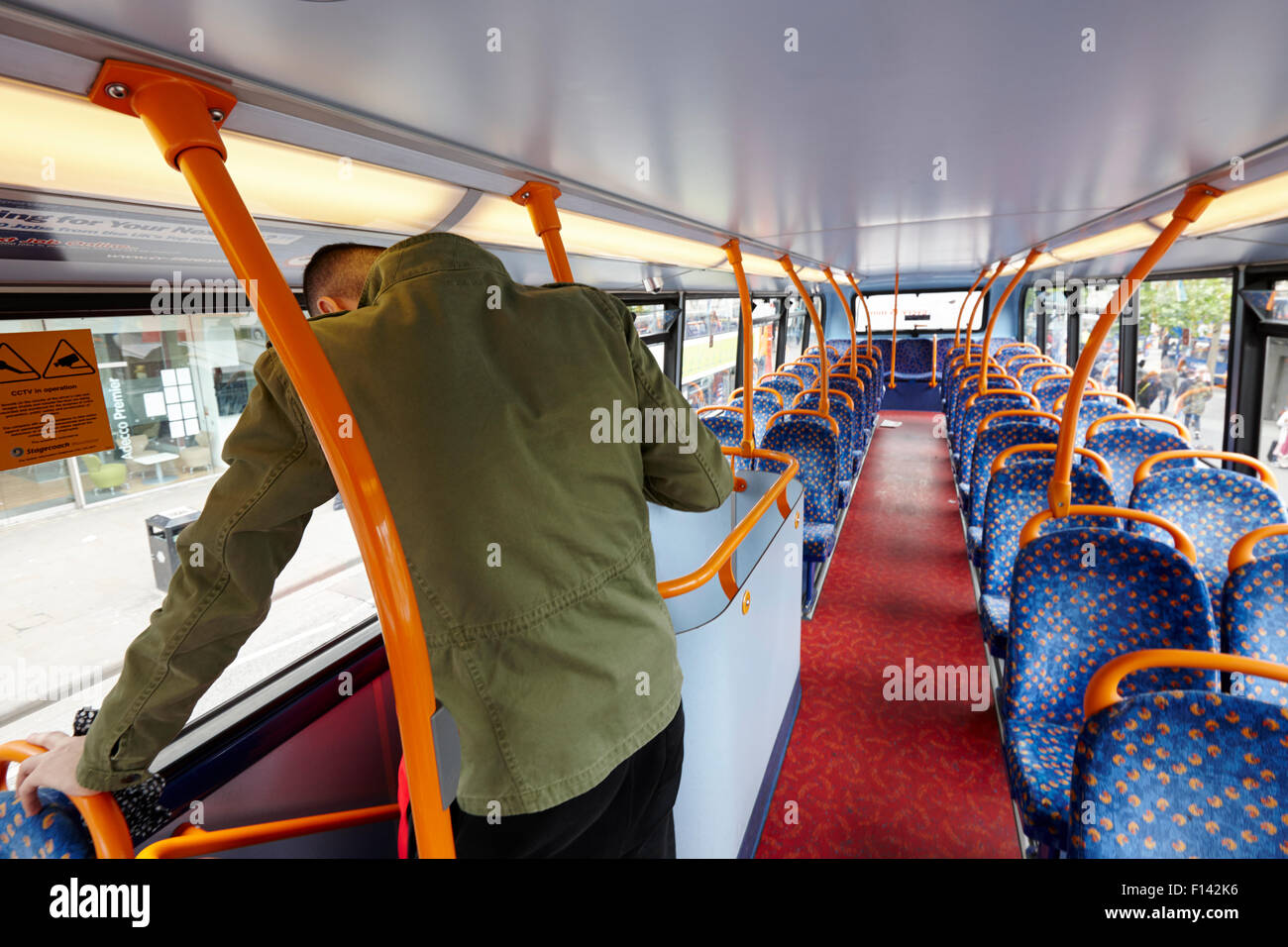 Uomo che cammina verso il basso passi dalla cima di un autobus a due piani Manchester Regno Unito Foto Stock