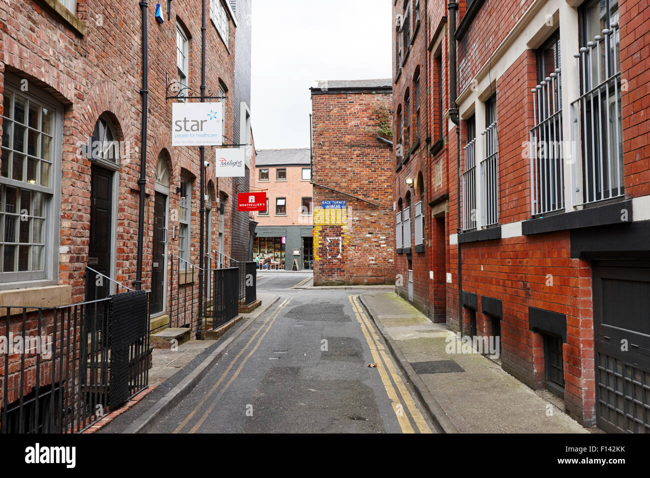 Palazzi in mattoni rossi in stretta back turner street Northern Quarter Manchester Regno Unito Foto Stock
