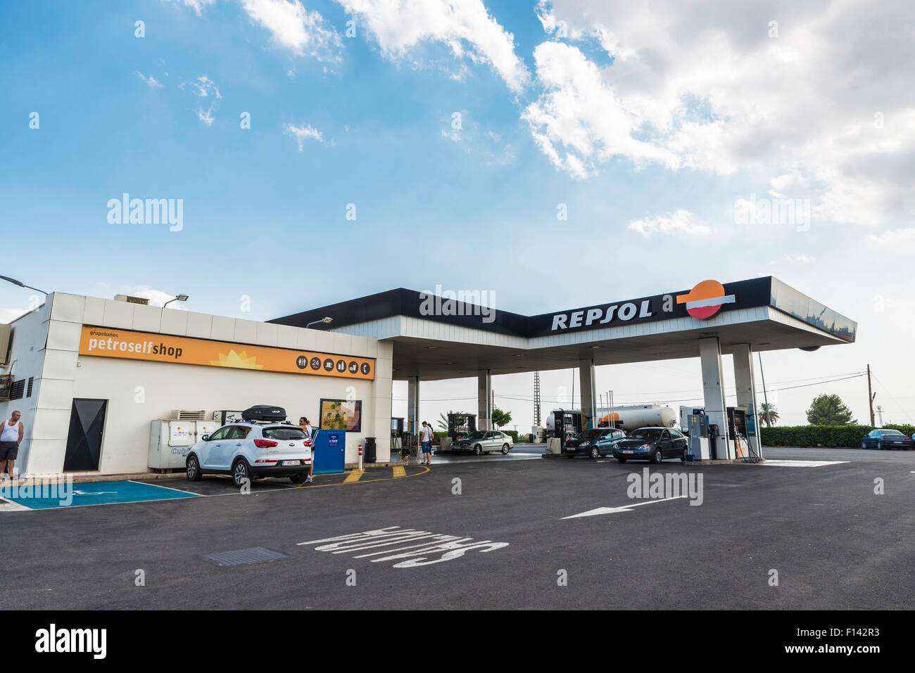 Repsol gas station e minimarket con molti client effettua il rifornimento di carburante o di riposo. Foto Stock