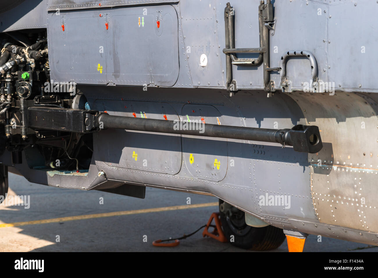 Mosca, Russia, mercoledì 26 agosto, 2015. Il dodicesimo International Moscow Aerospace Show MAKS 2015 è stata aperta nella città Zhukovsky nella regione di Mosca il 25 agosto 2015. Lo scopo della mostra è quello di dimostrare aerospaziale russa realizzazioni, di stipulare contratti e di negoziare progetti internazionali. Pistola automatica del Kamov Ka-52 Hokum (B) due-attacco sedile elicottero. Credito: Alex Immagini/Alamy Live News Foto Stock