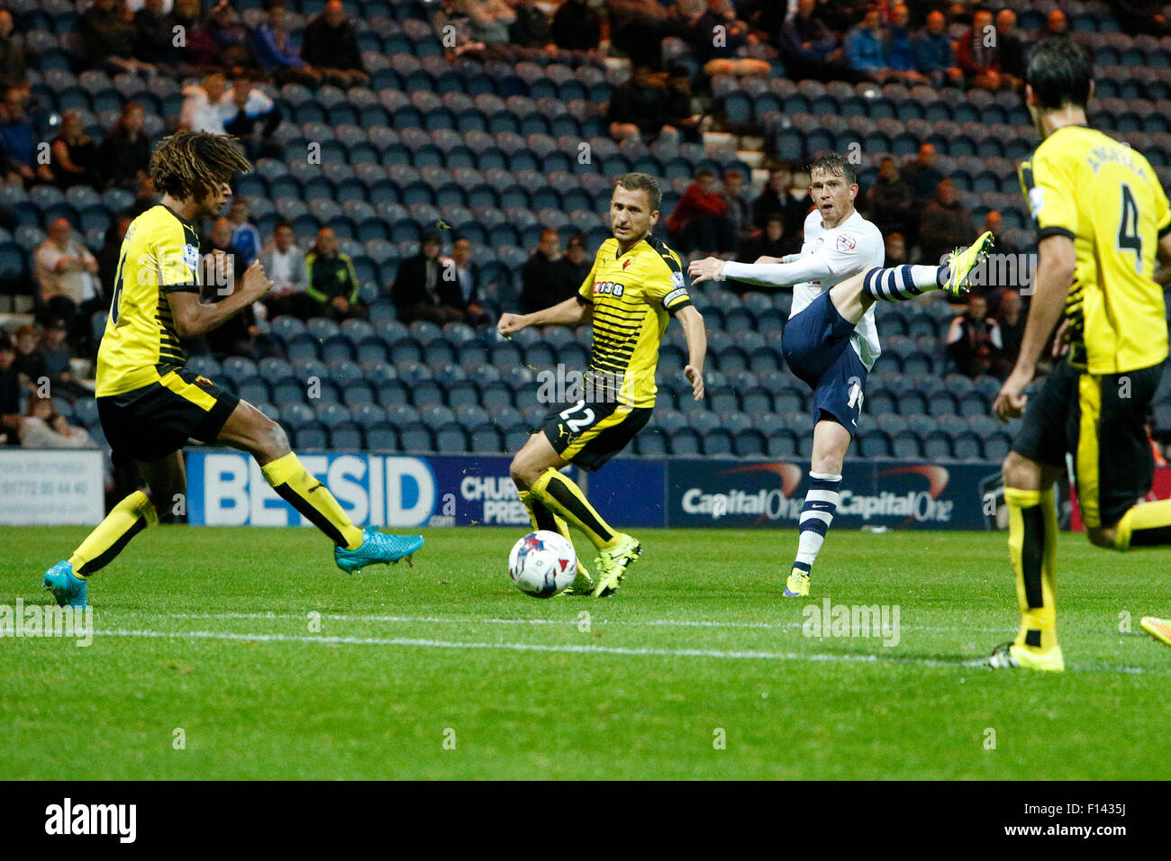 25.08.2015.Preston, Inghilterra. Capital One Cup Round 2. Preston North End rispetto a Watford. Joe Garner di Preston North End che vede il suo tiro bloccato Foto Stock