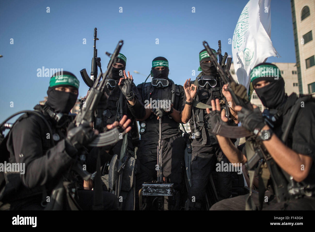 La striscia di Gaza, armati di Hamas ala. 26 Ago, 2015. Militanti palestinesi della Ezzedine al-Qassam brigate, Hamas ala armata, prendere parte a una parata militare a Gaza city il 26 agosto, 2015. © Wissam Nassar/Xinhua/Alamy Live News Foto Stock