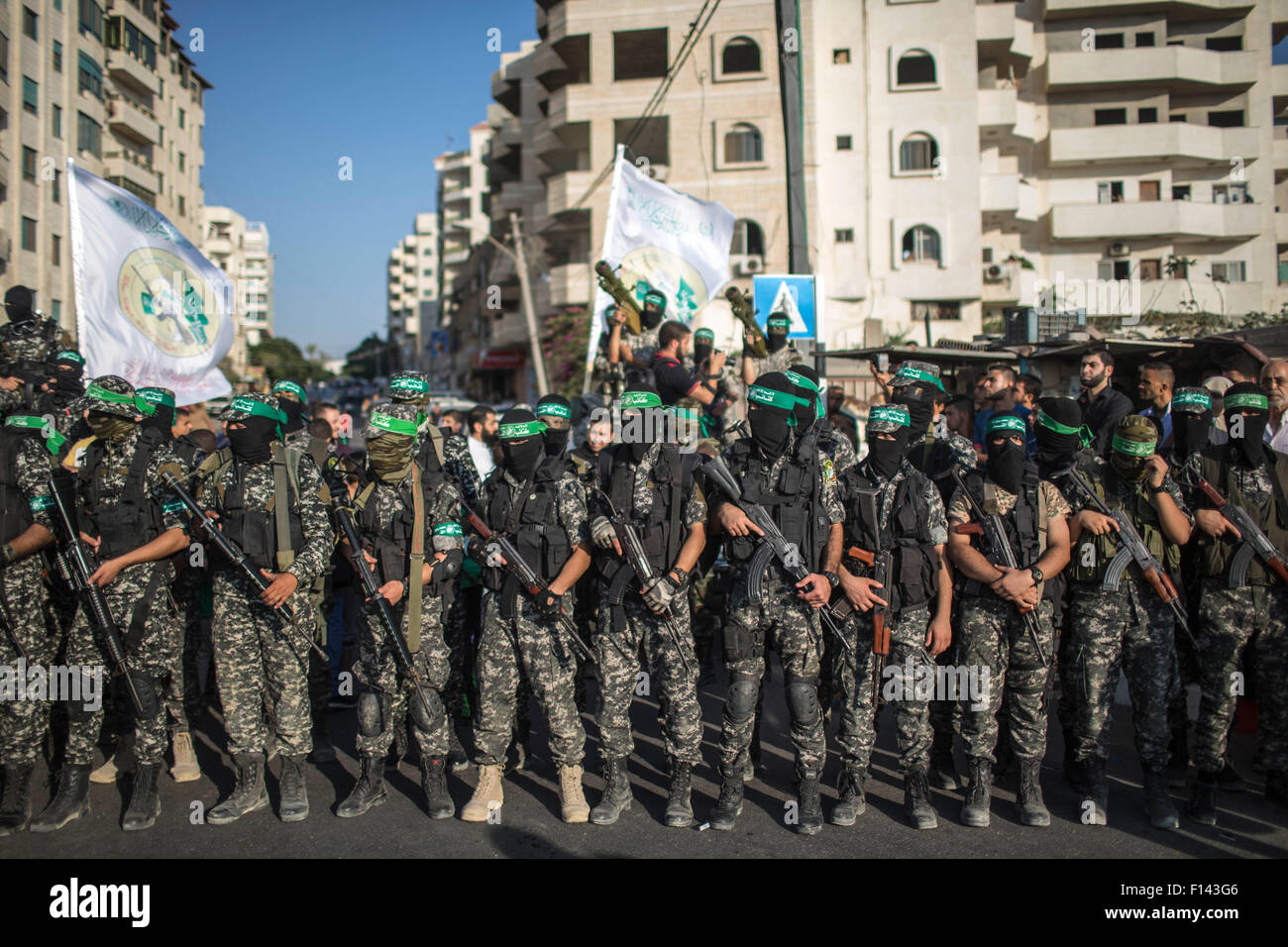 La striscia di Gaza, armati di Hamas ala. 26 Ago, 2015. Militanti palestinesi della Ezzedine al-Qassam brigate, Hamas ala armata, prendere parte a una parata militare a Gaza city il 26 agosto, 2015. © Wissam Nassar/Xinhua/Alamy Live News Foto Stock