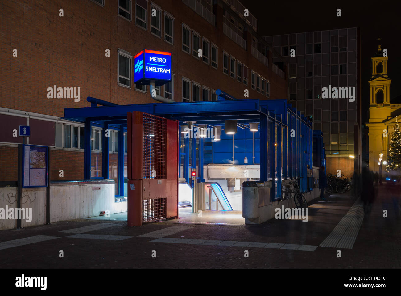 Ingresso di un amsterdam Stazione della metropolitana di notte Foto Stock