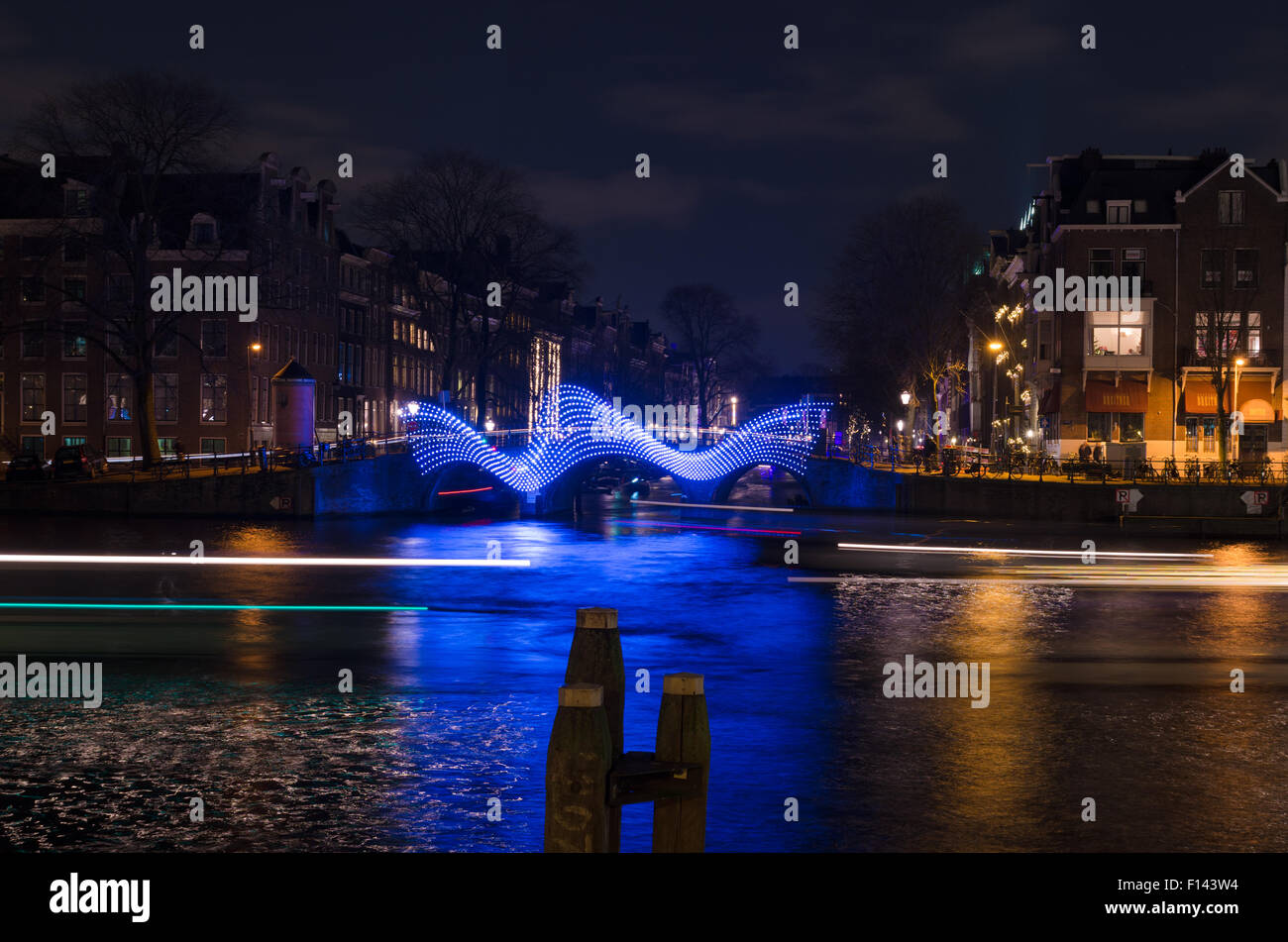 Ponte illuminato durante la luce di amsterdam festival. Intorno al dicembre del centro storico di Amsterdam presenta un unico dec Foto Stock